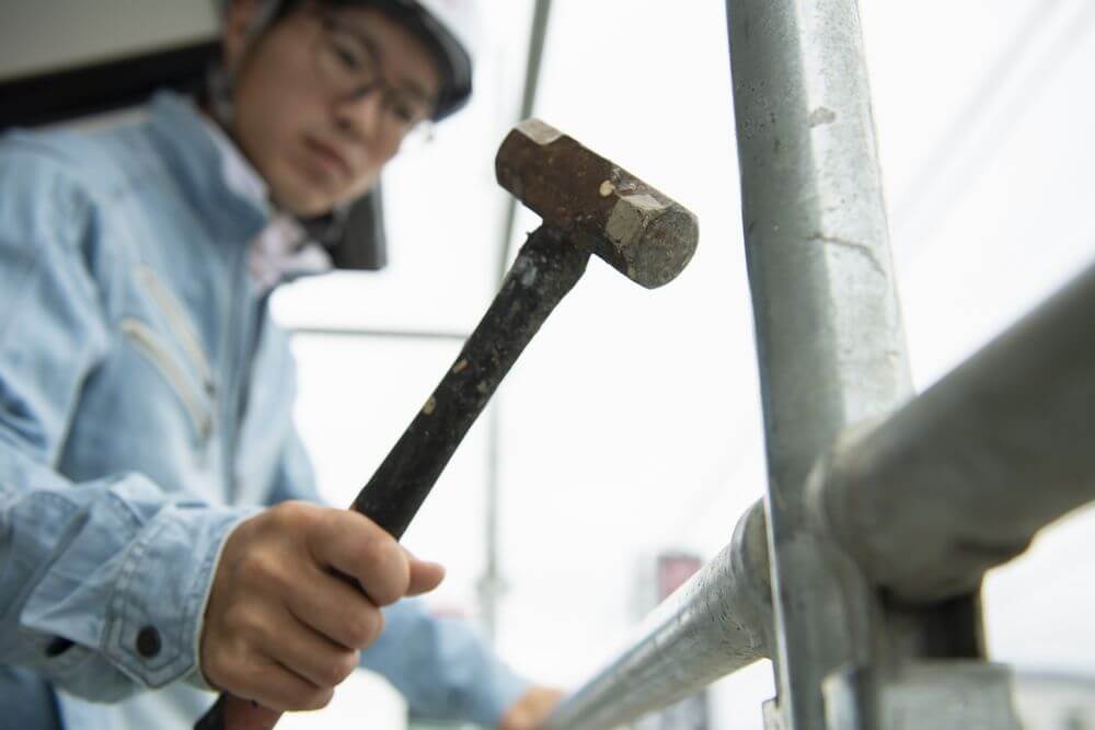 塗装工事のはじまりは足場の組み立てから 塗装工事のはじまりは足場の組み立てから