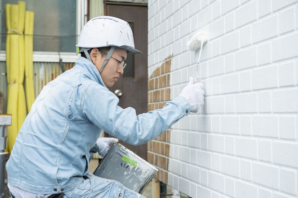 ⑴わざわざ高いお金を払って外壁塗装をする意味