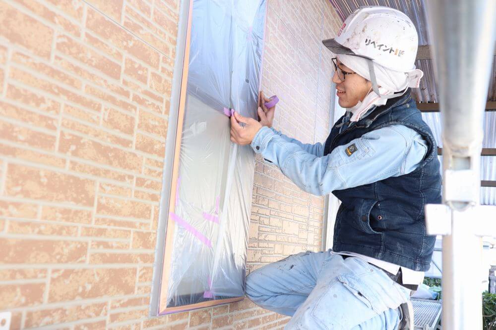 塗料が飛散して困る所に養生をします。