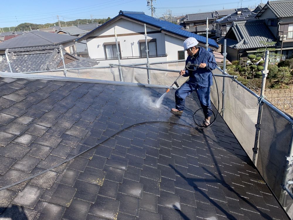 まずは高圧洗浄をします。