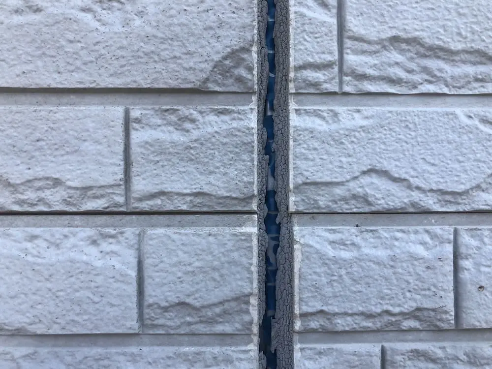 ⑨コーキングの割れ、剥がれ｜塗り替えサイン