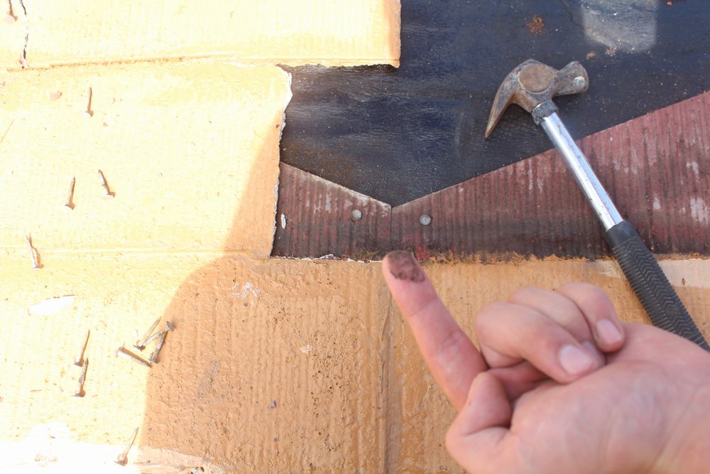 経年劣化と以前の工事で塗装できない状態まで酷い状態になっている