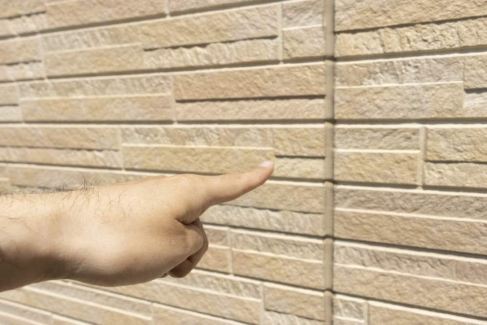 縦方向の目地はコーキング補修が必須！